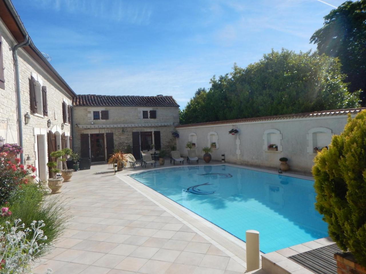 Mansle-les-Fontaines La Fontaine Des Arts Bed & Breakfast エクステリア 写真