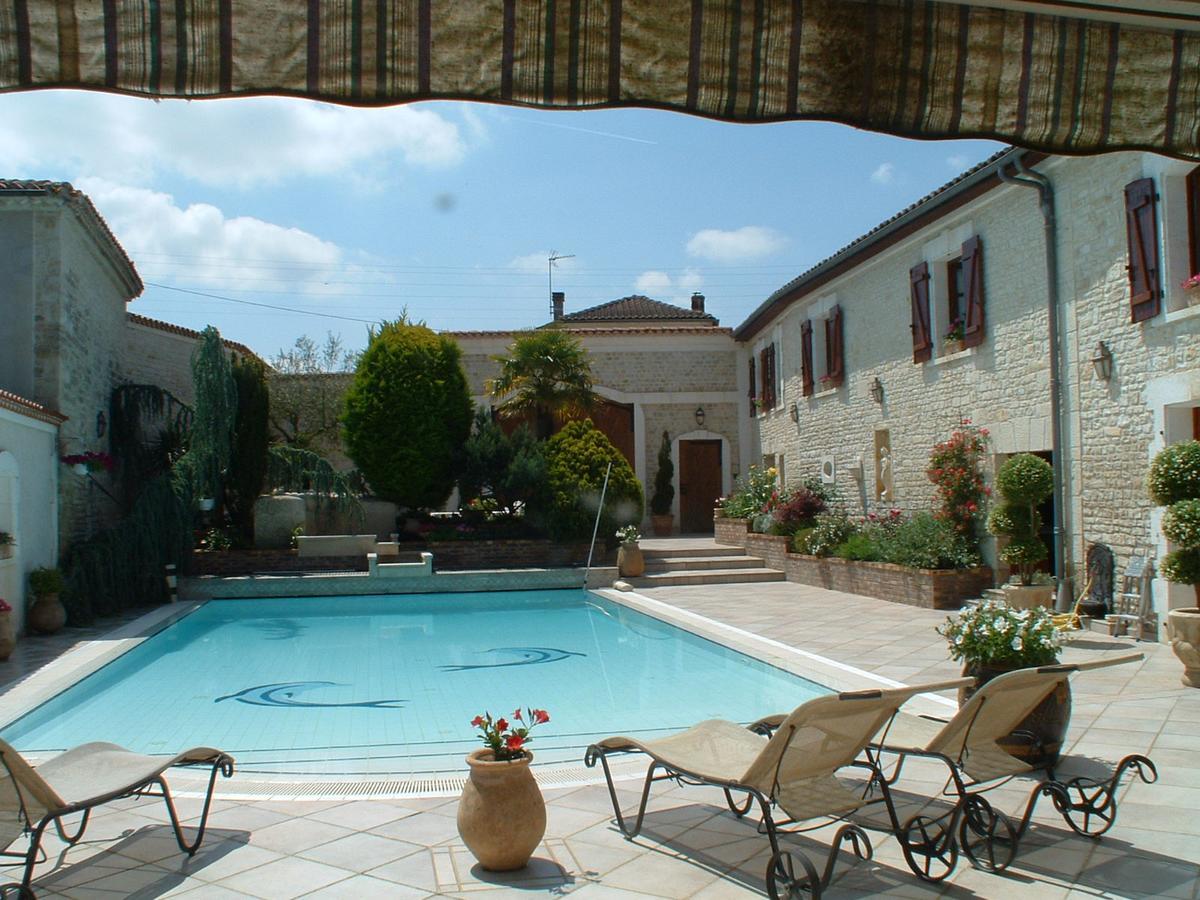 Mansle-les-Fontaines La Fontaine Des Arts Bed & Breakfast エクステリア 写真