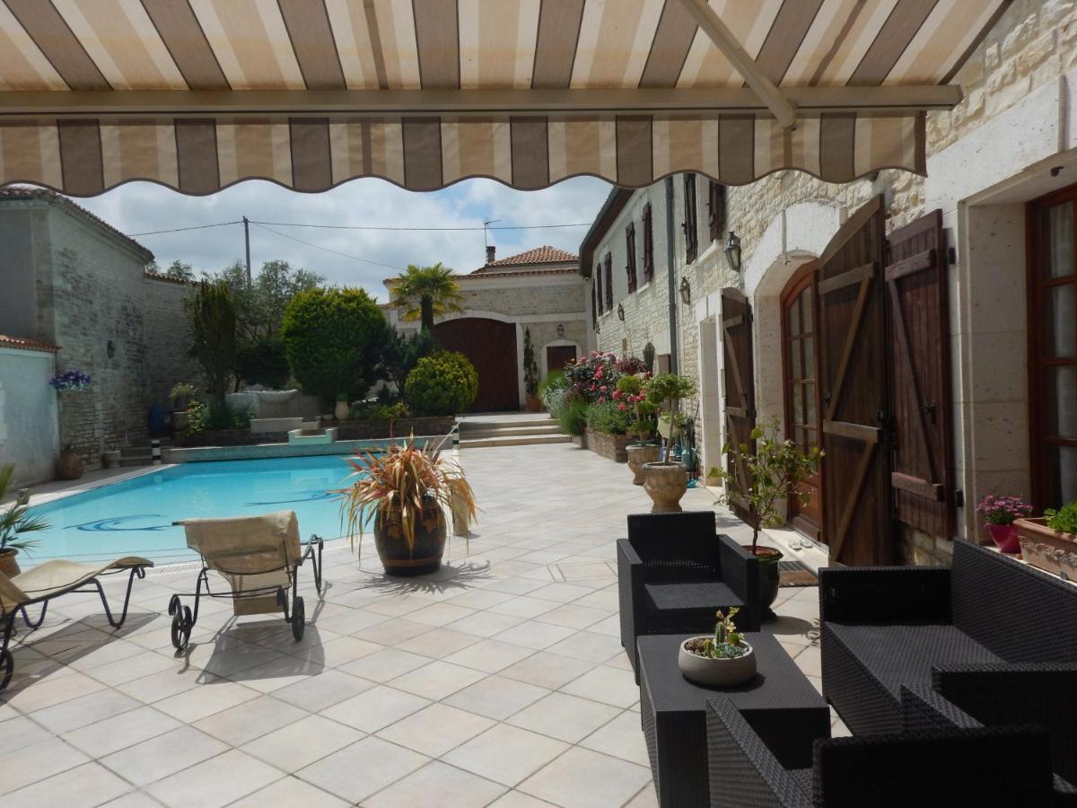 Mansle-les-Fontaines La Fontaine Des Arts Bed & Breakfast エクステリア 写真