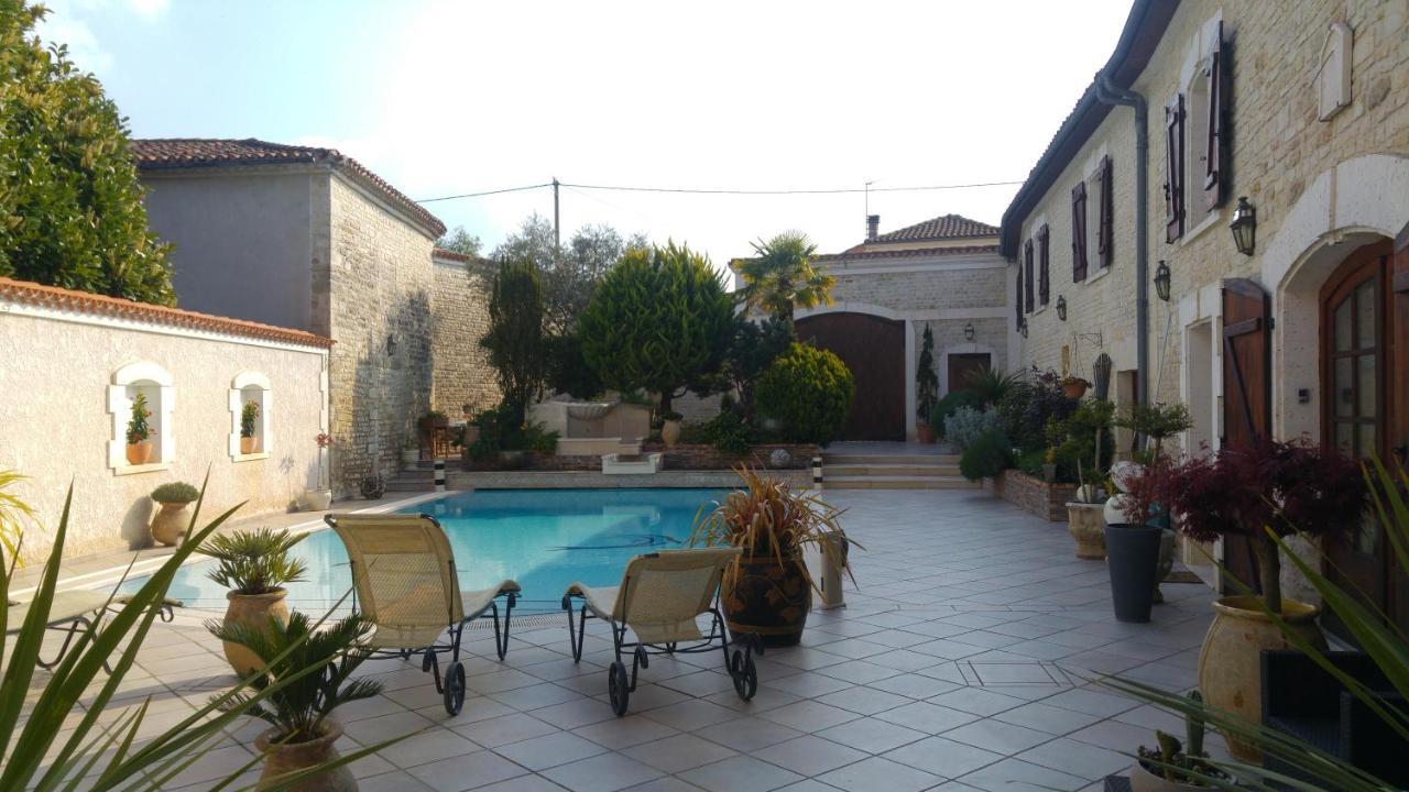 Mansle-les-Fontaines La Fontaine Des Arts Bed & Breakfast エクステリア 写真